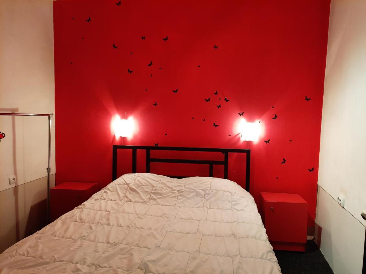 Midnight Cats' Apartment In Rynok Square Світло Є Завжди! Львов Экстерьер фото