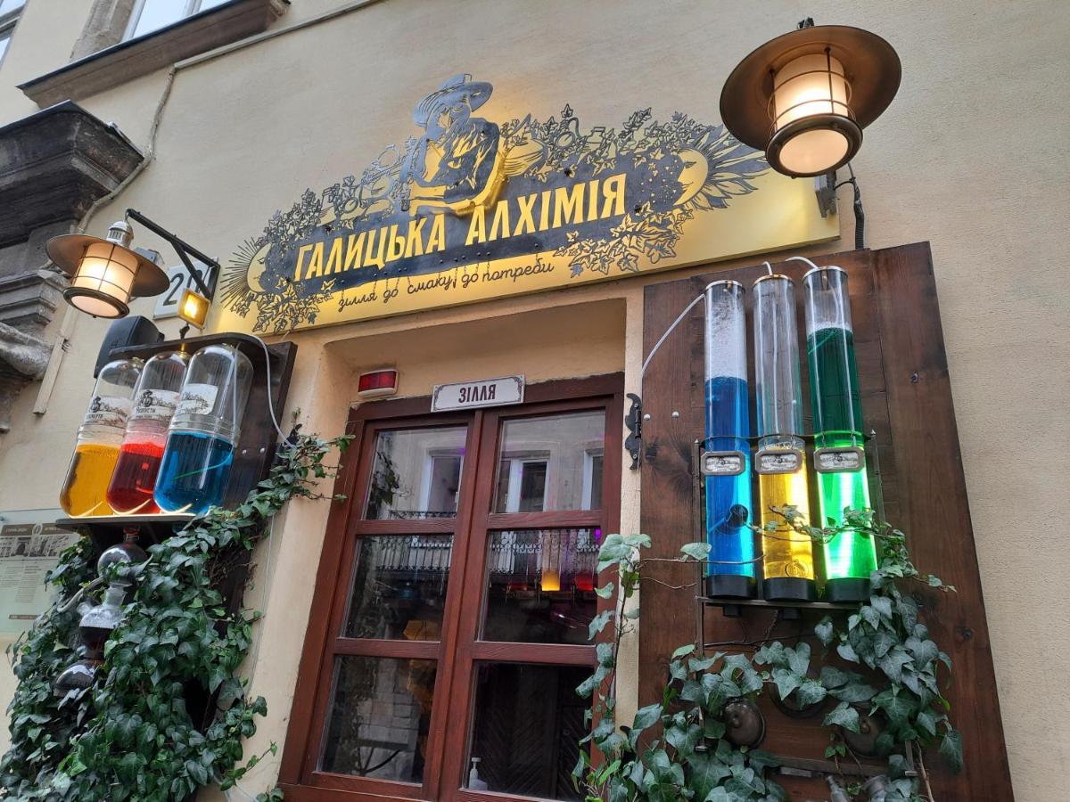 Midnight Cats' Apartment In Rynok Square Світло Є Завжди! Львов Экстерьер фото